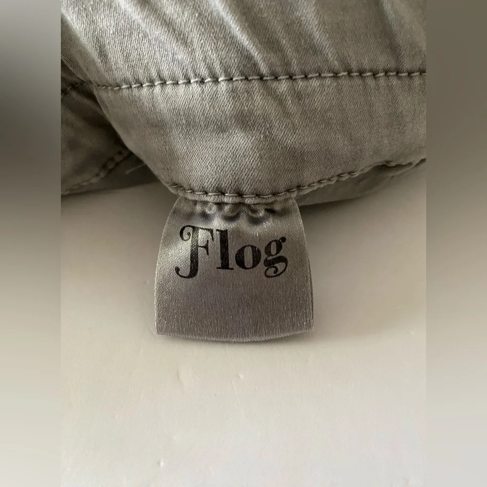 Bevy Flog Gray Pull On Skinny Pants Womens Size 27 Stretch Detail Button